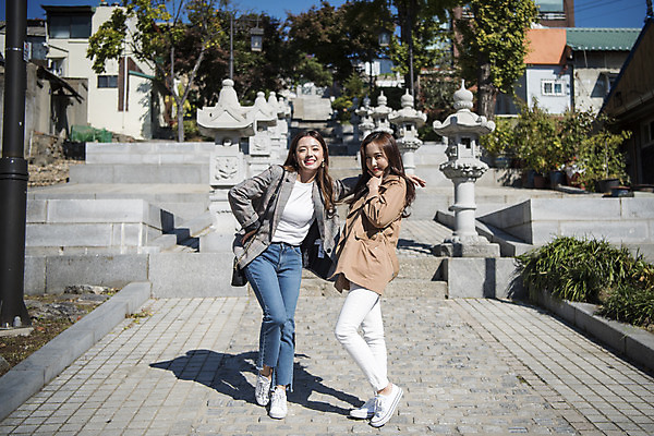 포토 JPG 주간 전신 여자 여행 포즈 서기 미소 사람 20대 성인 야외 두명 앞모습 옆모습 친구 계단 우정 한국인 즐거움 여대생 차이나타운 성인여자만 동인천 국내포토 자연요소 감정 대학생 뷰포인트 관계 모션 표정 동양인 청년 관광지 인천 여자만 성인만 파일형식