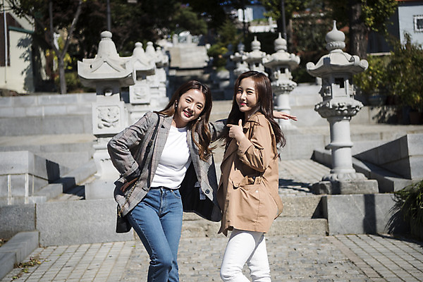 포토 JPG 주간 여자 여행 포즈 서기 미소 사람 상반신 20대 성인 야외 두명 앞모습 옆모습 친구 계단 우정 한국인 즐거움 여대생 차이나타운 성인여자만 동인천 국내포토 자연요소 감정 대학생 뷰포인트 관계 모션 표정 동양인 청년 관광지 인천 여자만 성인만 파일형식