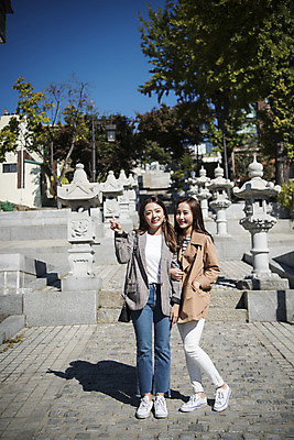 포토 JPG 주간 전신 여자 여행 포즈 서기 미소 사람 20대 성인 야외 두명 앞모습 친구 계단 우정 한국인 즐거움 여대생 차이나타운 성인여자만 동인천 국내포토 자연요소 감정 대학생 뷰포인트 관계 모션 표정 동양인 청년 관광지 인천 여자만 성인만 파일형식