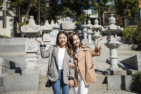 포토 JPG 주간 여자 여행 포즈 서기 미소 사람 상반신 20대 성인 야외 두명 앞모습 친구 계단 우정 한국인 즐거움 여대생 차이나타운 성인여자만 동인천 국내포토 자연요소 감정 대학생 뷰포인트 관계 모션 표정 동양인 청년 관광지 인천 여자만 성인만 파일형식