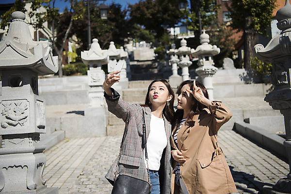 포토 JPG 주간 응시 여자 여행 포즈 서기 미소 들기 사람 손짓 상반신 20대 성인 야외 두명 앞모습 친구 스마트폰 사진촬영 우정 한국인 브이 여대생 차이나타운 성인여자만 동인천 국내포토 자연요소 시선 대학생 뷰포인트 관계 모션 표정 동양인 청년 관광지 핸드폰 스마트기기 촬영 인천 여자만 성인만 파일형식
