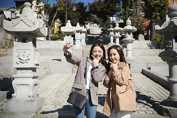 포토 JPG 주간 응시 여자 여행 포즈 서기 미소 들기 사람 손짓 상반신 20대 성인 야외 두명 앞모습 친구 스마트폰 사진촬영 우정 한국인 브이 여대생 차이나타운 성인여자만 동인천 국내포토 자연요소 시선 대학생 뷰포인트 관계 모션 표정 동양인 청년 관광지 핸드폰 스마트기기 촬영 인천 여자만 성인만 파일형식