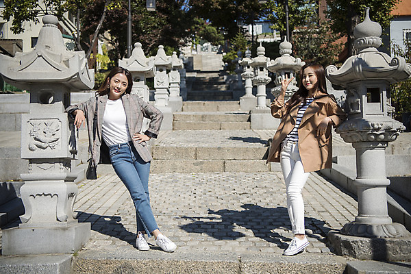 포토 JPG 주간 전신 응시 여자 여행 포즈 서기 미소 들기 사람 손짓 20대 성인 야외 두명 앞모습 친구 사진촬영 우정 한국인 브이 여대생 차이나타운 성인여자만 동인천 국내포토 자연요소 시선 대학생 뷰포인트 관계 모션 표정 동양인 청년 관광지 촬영 인천 여자만 성인만 파일형식