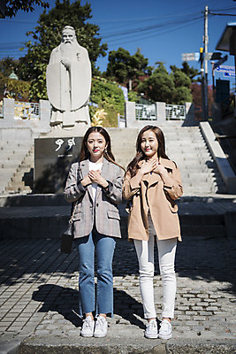 포토 JPG 주간 전신 여자 여행 서기 미소 사람 20대 성인 야외 두명 앞모습 친구 동상 계단 사진촬영 우정 한국인 여대생 공자 차이나타운 성인여자만 동인천 국내포토 자연요소 대학생 뷰포인트 관계 모션 표정 동양인 청년 관광지 조형물 촬영 기념물 인천 여자만 성인만 파일형식