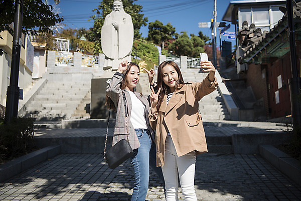 포토 JPG 주간 여자 여행 서기 미소 들기 사람 상반신 20대 성인 야외 두명 앞모습 친구 스마트폰 동상 계단 사진촬영 우정 한국인 여대생 공자 차이나타운 성인여자만 동인천 국내포토 자연요소 대학생 뷰포인트 관계 모션 표정 동양인 청년 관광지 핸드폰 스마트기기 조형물 촬영 기념물 인천 여자만 성인만 파일형식
