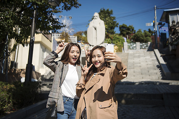 포토 JPG 주간 여자 여행 서기 미소 들기 사람 상반신 20대 성인 야외 두명 앞모습 친구 스마트폰 동상 계단 사진촬영 우정 한국인 여대생 공자 차이나타운 성인여자만 동인천 국내포토 자연요소 대학생 뷰포인트 관계 모션 표정 동양인 청년 관광지 핸드폰 스마트기기 조형물 촬영 기념물 인천 여자만 성인만 파일형식