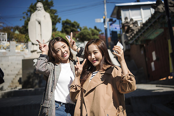 포토 JPG 주간 여자 여행 서기 미소 들기 사람 상반신 20대 성인 야외 두명 앞모습 친구 스마트폰 동상 계단 사진촬영 우정 한국인 여대생 공자 차이나타운 성인여자만 동인천 국내포토 자연요소 대학생 뷰포인트 관계 모션 표정 동양인 청년 관광지 핸드폰 스마트기기 조형물 촬영 기념물 인천 여자만 성인만 파일형식