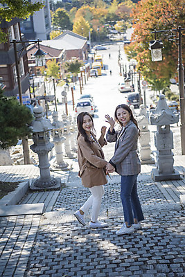 포토 JPG 주간 전신 여자 여행 서기 미소 사람 20대 성인 야외 두명 옆모습 친구 계단 손잡기 우정 한국인 즐거움 여대생 차이나타운 성인여자만 동인천 국내포토 자연요소 감정 대학생 뷰포인트 관계 모션 표정 동양인 청년 관광지 인천 여자만 성인만 파일형식