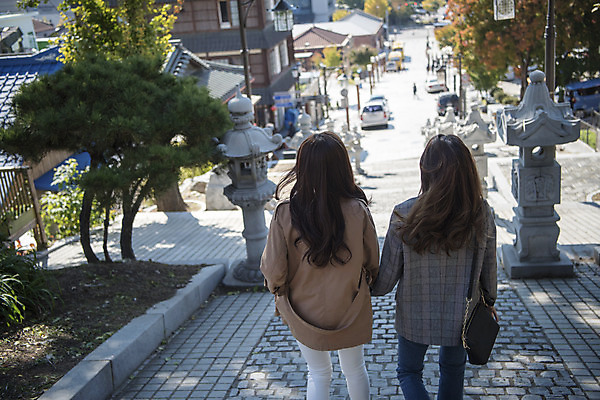 포토 JPG 주간 여자 여행 서기 미소 사람 상반신 20대 성인 야외 두명 뒷모습 친구 계단 손잡기 우정 한국인 즐거움 여대생 차이나타운 성인여자만 동인천 국내포토 자연요소 감정 대학생 뷰포인트 관계 모션 표정 동양인 청년 관광지 인천 여자만 성인만 파일형식