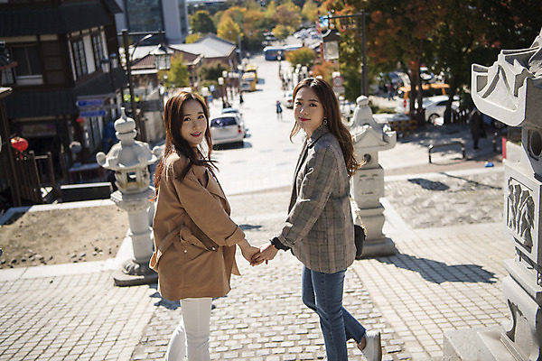 포토 JPG 주간 여자 여행 서기 미소 사람 상반신 20대 성인 야외 두명 옆모습 친구 계단 손잡기 우정 한국인 즐거움 여대생 차이나타운 성인여자만 동인천 국내포토 자연요소 감정 대학생 뷰포인트 관계 모션 표정 동양인 청년 관광지 인천 여자만 성인만 파일형식