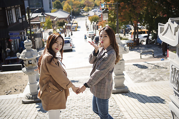 포토 JPG 주간 여자 여행 서기 미소 사람 상반신 20대 성인 야외 두명 옆모습 친구 계단 손잡기 우정 한국인 즐거움 여대생 차이나타운 성인여자만 동인천 국내포토 자연요소 감정 대학생 뷰포인트 관계 모션 표정 동양인 청년 관광지 인천 여자만 성인만 파일형식