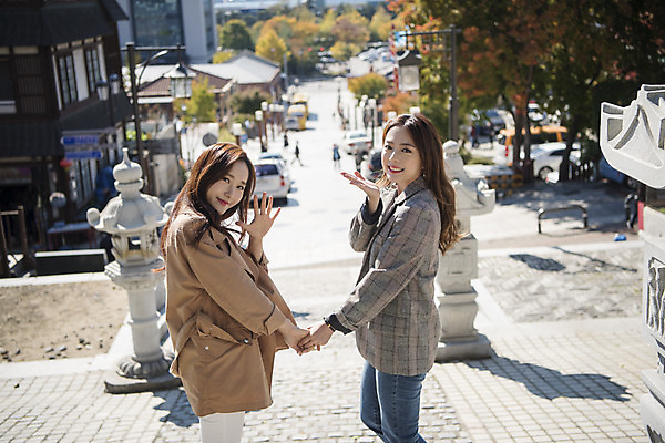 포토 JPG 주간 여자 여행 서기 미소 사람 상반신 20대 성인 야외 두명 옆모습 친구 계단 손잡기 우정 한국인 즐거움 여대생 차이나타운 성인여자만 동인천 국내포토 자연요소 감정 대학생 뷰포인트 관계 모션 표정 동양인 청년 관광지 인천 여자만 성인만 파일형식