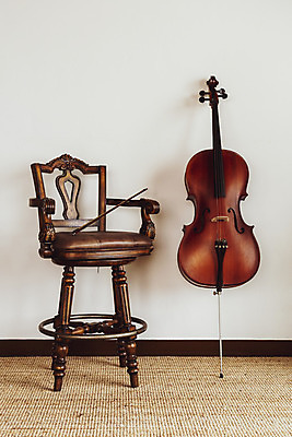 포토 JPG 스튜디오촬영 악기 음악 의자 현악기 문화예술 실내 취미 사람없음 서양악기 음악교육 첼로 음악치료 찰현악기 현울림악기 국내포토 교육 가구 내부 치료 파일형식