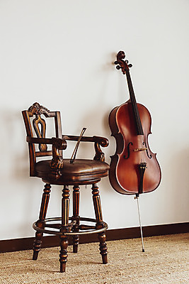 포토 JPG 스튜디오촬영 악기 음악 의자 현악기 문화예술 실내 취미 사람없음 서양악기 음악교육 첼로 음악치료 찰현악기 현울림악기 국내포토 교육 가구 내부 치료 파일형식