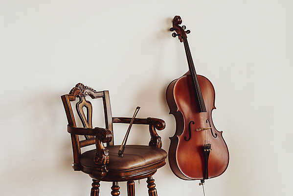 포토 JPG 스튜디오촬영 악기 음악 의자 현악기 문화예술 실내 취미 사람없음 서양악기 음악교육 첼로 음악치료 찰현악기 현울림악기 국내포토 교육 가구 내부 치료 파일형식