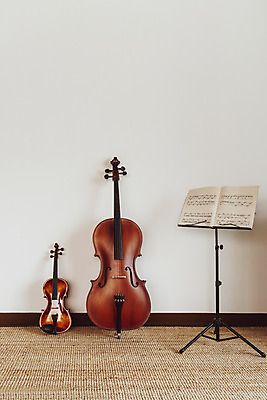 포토 JPG 스튜디오촬영 악기 음악 현악기 문화예술 실내 취미 사람없음 두개 보면대 악보 서양악기 음악교육 첼로 비올라 음악치료 현울림악기 국내포토 교육 2 내부 치료 파일형식 찰현악기