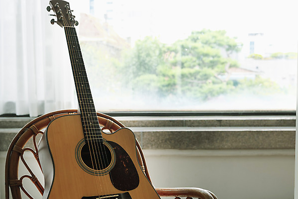 포토 JPG 스튜디오촬영 악기 음악 의자 현악기 문화예술 실내 취미 사람없음 기타 통기타 서양악기 음악교육 음악치료 발현악기 국내포토 교육 가구 내부 치료 파일형식