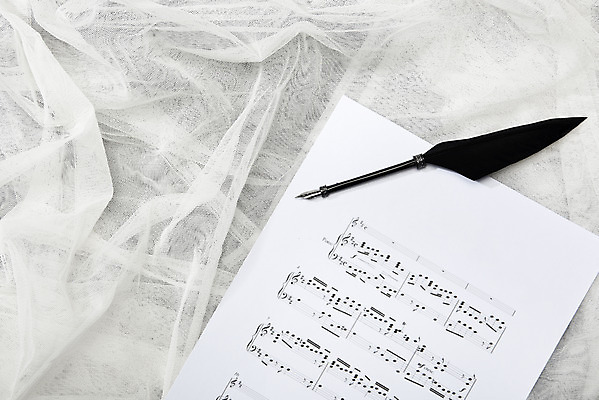 포토 JPG 스튜디오촬영 악기 음악 현악기 문화예술 실내 취미 사람없음 악보 서양악기 음악교육 작곡 깃털펜 음악치료 국내포토 교육 내부 치료 펜 파일형식