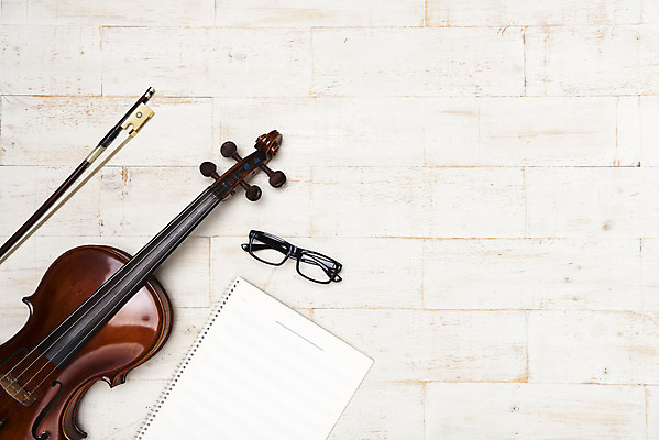 포토 JPG 스튜디오촬영 안경 악기 음악 현악기 문화예술 실내 취미 사람없음 바이올린 서양악기 오선지 음악교육 작곡 음악치료 국내포토 잡화 교육 내부 치료 악보 오선 파일형식