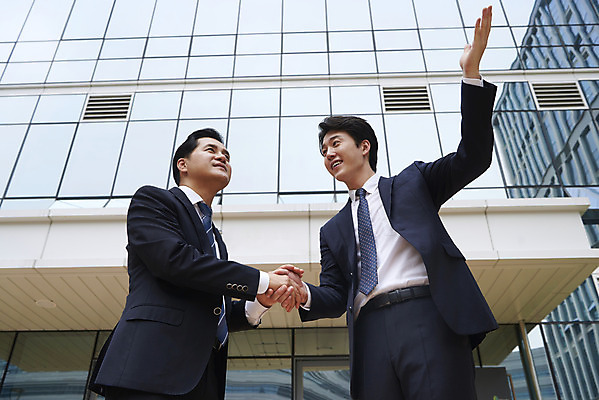 포토 JPG 주간 남자 로우앵글 40대 중년 회사 협력 악수 안내 서기 정장 상반신 성인 야외 두명 옆모습 30대 비즈니스라이프 한국인 직장인 비즈니스맨 상사 동료 부하 빌딩숲 부하직원 남자만 판교 국내포토 자연요소 직업 라이프스타일 옷 뷰포인트 비즈니스 관계 모션 사람 동양인 손짓 빌딩 장년 분당 파일형식