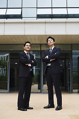 포토 JPG 주간 전신 응시 남자 40대 중년 회사 협력 서기 정장 성인 야외 두명 앞모습 30대 비즈니스라이프 팔짱 한국인 직장인 비즈니스맨 자신감 상사 동료 부하 빌딩숲 부하직원 남자만 판교 국내포토 자연요소 직업 라이프스타일 시선 옷 감정 뷰포인트 비즈니스 관계 모션 사람 동양인 빌딩 장년 분당 파일형식