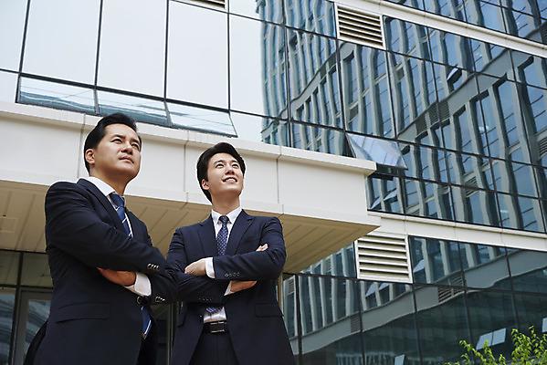 포토 JPG 주간 응시 남자 로우앵글 40대 중년 회사 협력 서기 정장 상반신 성인 야외 두명 앞모습 30대 비즈니스라이프 팔짱 한국인 직장인 비즈니스맨 자신감 상사 동료 부하 빌딩숲 부하직원 남자만 판교 국내포토 자연요소 직업 라이프스타일 시선 옷 감정 뷰포인트 비즈니스 관계 모션 사람 동양인 빌딩 장년 분당 파일형식