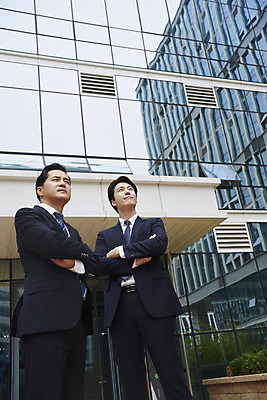 포토 JPG 주간 응시 남자 로우앵글 40대 중년 회사 협력 서기 정장 상반신 성인 야외 두명 앞모습 30대 비즈니스라이프 팔짱 한국인 직장인 비즈니스맨 자신감 상사 동료 부하 빌딩숲 부하직원 남자만 판교 국내포토 자연요소 직업 라이프스타일 시선 옷 감정 뷰포인트 비즈니스 관계 모션 사람 동양인 빌딩 장년 분당 파일형식