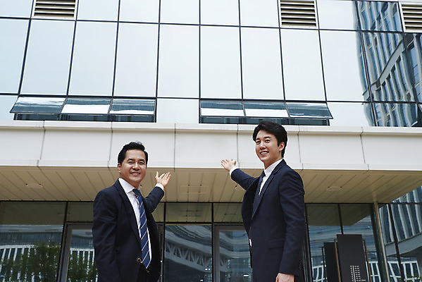 포토 JPG 주간 남자 로우앵글 40대 중년 회사 협력 안내 서기 미소 정장 손짓 상반신 성인 야외 두명 옆모습 30대 비즈니스라이프 한국인 직장인 비즈니스맨 상사 동료 부하 빌딩숲 부하직원 남자만 판교 국내포토 자연요소 직업 라이프스타일 옷 뷰포인트 비즈니스 관계 모션 표정 사람 동양인 빌딩 장년 분당 파일형식
