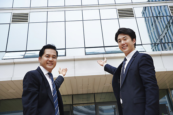 포토 JPG 주간 남자 로우앵글 40대 중년 회사 협력 안내 서기 미소 정장 손짓 상반신 성인 야외 두명 옆모습 30대 비즈니스라이프 한국인 직장인 비즈니스맨 상사 동료 부하 빌딩숲 부하직원 남자만 판교 국내포토 자연요소 직업 라이프스타일 옷 뷰포인트 비즈니스 관계 모션 표정 사람 동양인 빌딩 장년 분당 파일형식