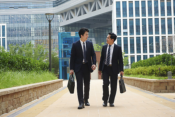 포토 JPG 주간 전신 남자 40대 중년 회사 협력 대화 정장 성인 야외 두명 앞모습 30대 비즈니스라이프 걷기 한국인 직장인 비즈니스맨 상사 동료 부하 빌딩숲 부하직원 남자만 판교 국내포토 자연요소 직업 라이프스타일 옷 뷰포인트 비즈니스 관계 모션 말하기 사람 동양인 빌딩 장년 분당 파일형식