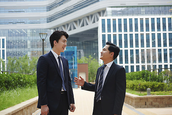 포토 JPG 주간 남자 40대 중년 회사 협력 대화 서기 정장 상반신 성인 야외 두명 옆모습 30대 비즈니스라이프 마주보기 한국인 직장인 비즈니스맨 상사 동료 부하 빌딩숲 부하직원 남자만 판교 국내포토 자연요소 직업 라이프스타일 옷 뷰포인트 비즈니스 관계 모션 말하기 사람 동양인 빌딩 장년 분당 파일형식