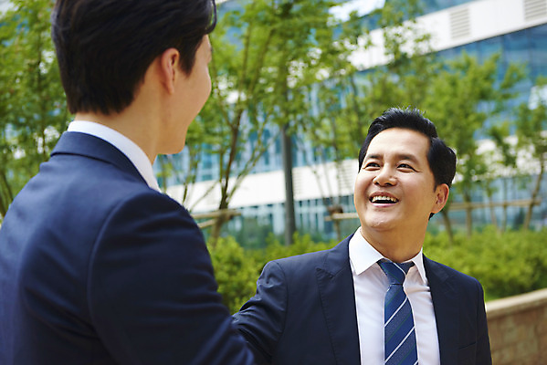 포토 JPG 주간 남자 40대 중년 회사 협력 대화 서기 정장 상반신 성인 야외 두명 앞모습 옆모습 30대 비즈니스라이프 마주보기 한국인 직장인 비즈니스맨 상사 동료 부하 빌딩숲 부하직원 남자만 판교 국내포토 자연요소 직업 라이프스타일 옷 뷰포인트 비즈니스 관계 모션 말하기 사람 동양인 빌딩 장년 분당 파일형식