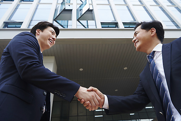 포토 JPG 주간 남자 로우앵글 40대 중년 회사 협력 악수 서기 미소 정장 상반신 성인 야외 두명 옆모습 30대 비즈니스라이프 마주보기 한국인 직장인 비즈니스맨 상사 동료 계약 부하 빌딩숲 부하직원 남자만 판교 국내포토 자연요소 직업 라이프스타일 옷 뷰포인트 비즈니스 관계 모션 표정 사람 동양인 손짓 빌딩 장년 분당 파일형식