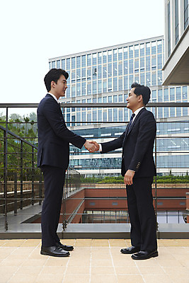 포토 JPG 주간 전신 남자 40대 중년 회사 협력 악수 서기 정장 성인 야외 두명 옆모습 30대 비즈니스라이프 마주보기 한국인 직장인 비즈니스맨 상사 동료 계약 부하 빌딩숲 부하직원 남자만 판교 국내포토 자연요소 직업 라이프스타일 옷 뷰포인트 비즈니스 관계 모션 사람 동양인 손짓 빌딩 장년 분당 파일형식