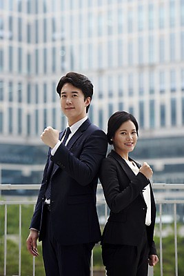 포토 JPG 주간 여자 남자 회사 협력 서기 미소 정장 상반신 20대 성인 야외 두명 30대 비즈니스라이프 파이팅 주먹 한국인 등맞대기 직장인 비즈니스맨 비즈니스우먼 상사 동료 부하 빌딩숲 부하직원 성인만 판교 국내포토 자연요소 직업 라이프스타일 옷 비즈니스 관계 모션 표정 사람 동양인 빌딩 청년 장년 분당 파일형식