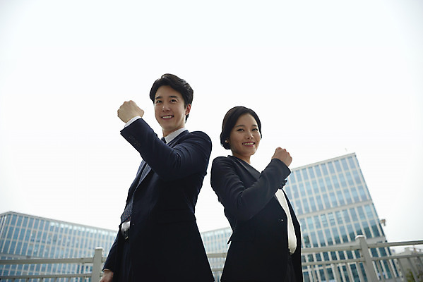 포토 JPG 주간 여자 남자 로우앵글 회사 협력 서기 미소 정장 상반신 20대 성인 야외 두명 30대 비즈니스라이프 파이팅 주먹 한국인 등맞대기 직장인 비즈니스맨 비즈니스우먼 상사 동료 부하 빌딩숲 부하직원 성인만 판교 국내포토 자연요소 직업 라이프스타일 옷 뷰포인트 비즈니스 관계 모션 표정 사람 동양인 빌딩 청년 장년 분당 파일형식
