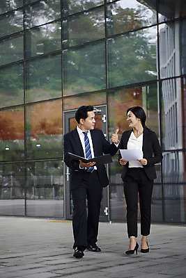 포토 JPG 주간 전신 여자 남자 40대 중년 회사 협력 대화 정장 20대 성인 야외 두명 앞모습 비즈니스라이프 걷기 거래 한국인 최고 직장인 비즈니스맨 비즈니스우먼 상사 동료 계약 부하 빌딩숲 부하직원 판교 국내포토 자연요소 직업 라이프스타일 옷 뷰포인트 비즈니스 관계 모션 말하기 사람 동양인 빌딩 청년 분당 파일형식