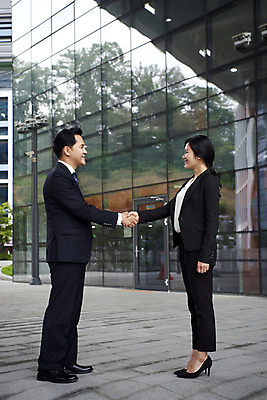 포토 JPG 주간 전신 여자 남자 40대 중년 회사 협력 악수 서기 정장 20대 성인 야외 두명 옆모습 비즈니스라이프 거래 한국인 직장인 비즈니스맨 비즈니스우먼 상사 동료 계약 부하 빌딩숲 부하직원 판교 국내포토 자연요소 직업 라이프스타일 옷 뷰포인트 비즈니스 관계 모션 사람 동양인 손짓 빌딩 청년 분당 파일형식