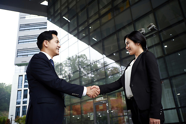 포토 JPG 주간 여자 남자 40대 중년 회사 협력 악수 서기 정장 상반신 20대 성인 야외 두명 옆모습 비즈니스라이프 거래 한국인 직장인 비즈니스맨 비즈니스우먼 상사 동료 계약 부하 빌딩숲 부하직원 판교 국내포토 자연요소 직업 라이프스타일 옷 뷰포인트 비즈니스 관계 모션 사람 동양인 손짓 빌딩 청년 분당 파일형식