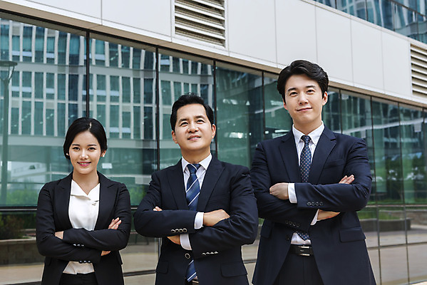 포토 JPG 주간 여자 남자 중년 회사 성공 협력 서기 미소 정장 상반신 성인 야외 앞모습 세명 비즈니스라이프 팔짱 한국인 직장인 비즈니스맨 비즈니스우먼 자신감 상사 동료 부하 빌딩숲 부하직원 판교 국내포토 자연요소 직업 라이프스타일 옷 감정 뷰포인트 컨셉 비즈니스 관계 모션 표정 사람 동양인 빌딩 분당 파일형식