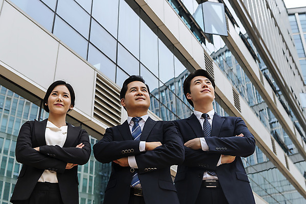 포토 JPG 주간 여자 남자 로우앵글 중년 회사 성공 협력 서기 미소 정장 상반신 성인 야외 앞모습 세명 비즈니스라이프 팔짱 한국인 직장인 비즈니스맨 비즈니스우먼 자신감 상사 동료 부하 빌딩숲 부하직원 판교 국내포토 자연요소 직업 라이프스타일 옷 감정 뷰포인트 컨셉 비즈니스 관계 모션 표정 사람 동양인 빌딩 분당 파일형식