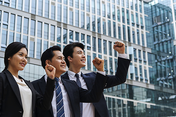 포토 JPG 주간 응시 여자 남자 로우앵글 중년 회사 협력 서기 미소 정장 상반신 성인 야외 옆모습 세명 비즈니스라이프 파이팅 주먹 한국인 직장인 비즈니스맨 비즈니스우먼 자신감 상사 동료 부하 빌딩숲 부하직원 판교 국내포토 자연요소 직업 라이프스타일 시선 옷 감정 뷰포인트 비즈니스 관계 모션 표정 사람 동양인 빌딩 분당 파일형식