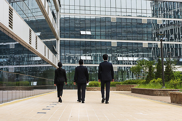 포토 JPG 주간 전신 여자 남자 중년 회사 협력 정장 성인 야외 뒷모습 세명 비즈니스라이프 걷기 한국인 직장인 비즈니스맨 비즈니스우먼 상사 동료 부하 빌딩숲 부하직원 판교 국내포토 자연요소 직업 라이프스타일 옷 뷰포인트 비즈니스 관계 모션 사람 동양인 빌딩 분당 파일형식