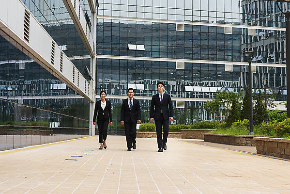 포토 JPG 주간 전신 여자 남자 중년 회사 협력 정장 성인 야외 앞모습 세명 비즈니스라이프 걷기 한국인 직장인 비즈니스맨 비즈니스우먼 상사 동료 부하 빌딩숲 부하직원 판교 국내포토 자연요소 직업 라이프스타일 옷 뷰포인트 비즈니스 관계 모션 사람 동양인 빌딩 분당 파일형식