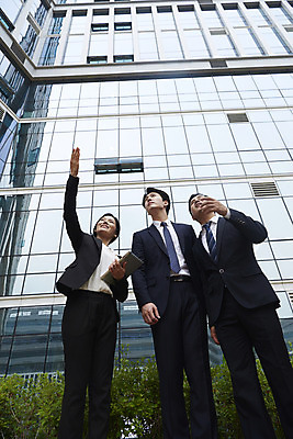 포토 JPG 주간 응시 여자 남자 로우앵글 중년 회사 협력 안내 서기 정장 상반신 성인 야외 앞모습 세명 비즈니스라이프 한국인 가리킴 직장인 비즈니스맨 비즈니스우먼 상사 동료 부하 빌딩숲 부하직원 판교 국내포토 자연요소 직업 라이프스타일 시선 옷 뷰포인트 비즈니스 관계 모션 사람 동양인 손짓 빌딩 분당 파일형식