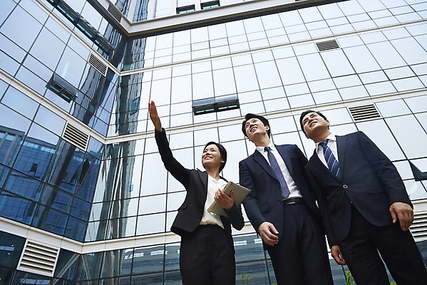 포토 JPG 주간 응시 여자 남자 로우앵글 중년 회사 안내 서기 정장 상반신 성인 야외 앞모습 세명 비즈니스라이프 한국인 가리킴 직장인 비즈니스맨 비즈니스우먼 동료 빌딩숲 판교 국내포토 자연요소 직업 라이프스타일 시선 옷 뷰포인트 비즈니스 관계 모션 사람 동양인 손짓 빌딩 분당 파일형식