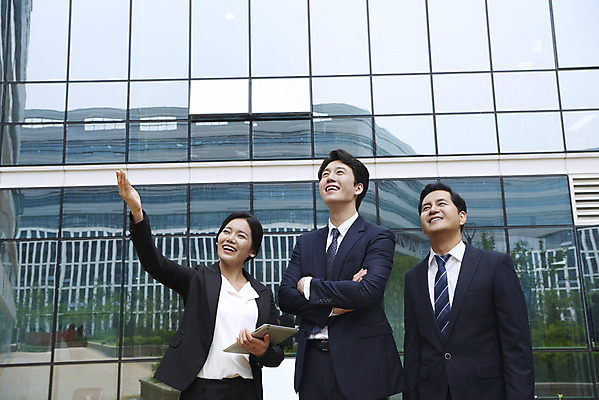 포토 JPG 주간 응시 여자 남자 중년 회사 협력 안내 서기 정장 상반신 성인 야외 앞모습 세명 비즈니스라이프 한국인 가리킴 직장인 비즈니스맨 비즈니스우먼 상사 동료 부하 빌딩숲 부하직원 판교 국내포토 자연요소 직업 라이프스타일 시선 옷 뷰포인트 비즈니스 관계 모션 사람 동양인 손짓 빌딩 분당 파일형식