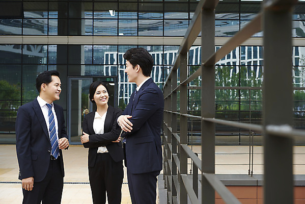 포토 JPG 주간 여자 남자 중년 회사 협력 대화 서기 정장 상반신 성인 야외 앞모습 옆모습 세명 비즈니스라이프 한국인 직장인 비즈니스맨 비즈니스우먼 상사 동료 즐거움 부하 빌딩숲 부하직원 판교 국내포토 자연요소 직업 라이프스타일 옷 감정 뷰포인트 비즈니스 관계 모션 말하기 사람 동양인 빌딩 분당 파일형식