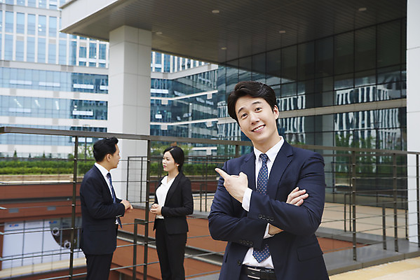 포토 JPG 주간 여자 남자 중년 회사 협력 대화 서기 정장 상반신 성인 야외 앞모습 옆모습 세명 비즈니스라이프 한국인 가리킴 직장인 비즈니스맨 비즈니스우먼 상사 동료 부하 빌딩숲 부하직원 판교 국내포토 자연요소 직업 라이프스타일 옷 뷰포인트 비즈니스 관계 모션 말하기 사람 동양인 손짓 빌딩 분당 파일형식