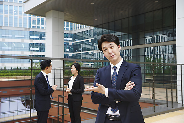 포토 JPG 주간 여자 남자 중년 회사 협력 서기 정장 상반신 성인 야외 앞모습 옆모습 세명 비즈니스라이프 한국인 가리킴 직장인 비즈니스맨 비즈니스우먼 상사 동료 부하 빌딩숲 부하직원 판교 국내포토 자연요소 직업 라이프스타일 옷 뷰포인트 비즈니스 관계 모션 사람 동양인 손짓 빌딩 분당 파일형식
